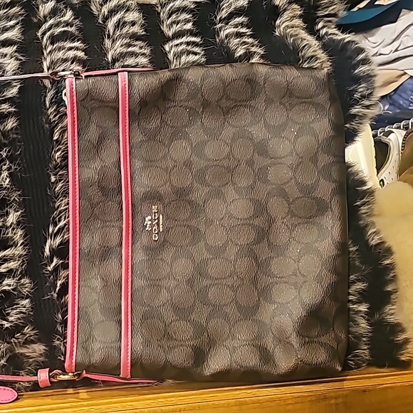Coach Crossbody Bag with Zipper - Pink and Signature Coach Design - NWT - Picture 3 of 6